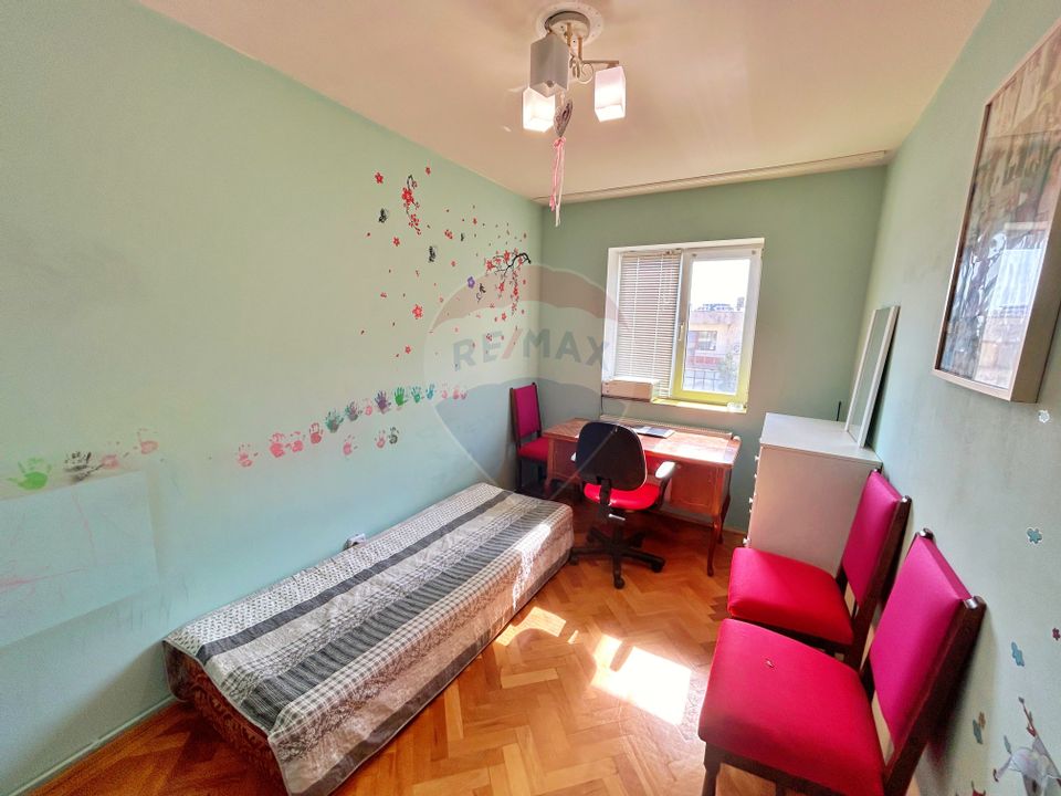 Apartament cu 4 camere de vânzare în zona Aurel Vlaicu