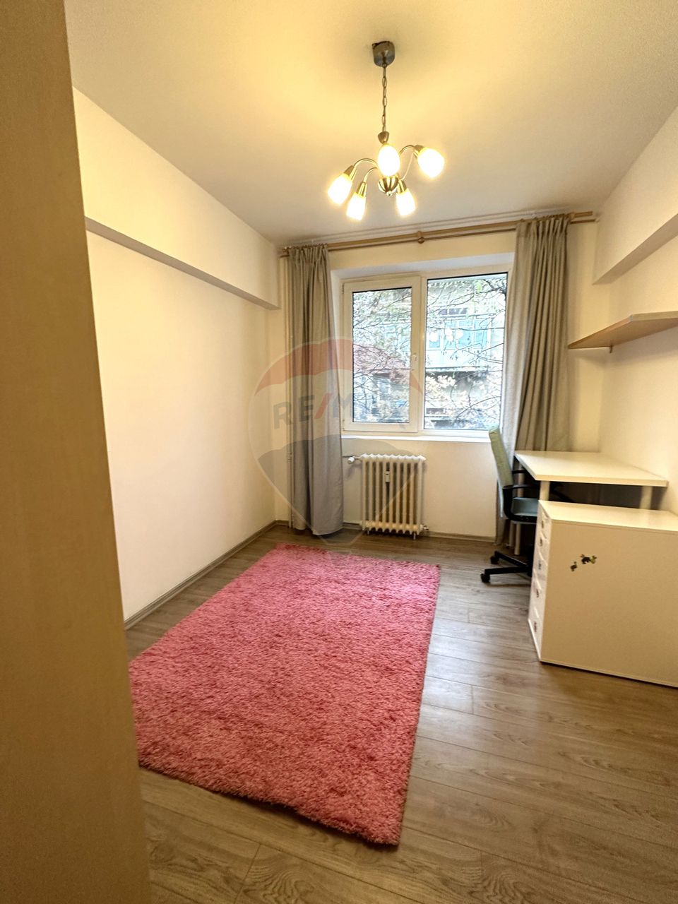 Apartament cu 3 camere de închiriat în zona Tineretului