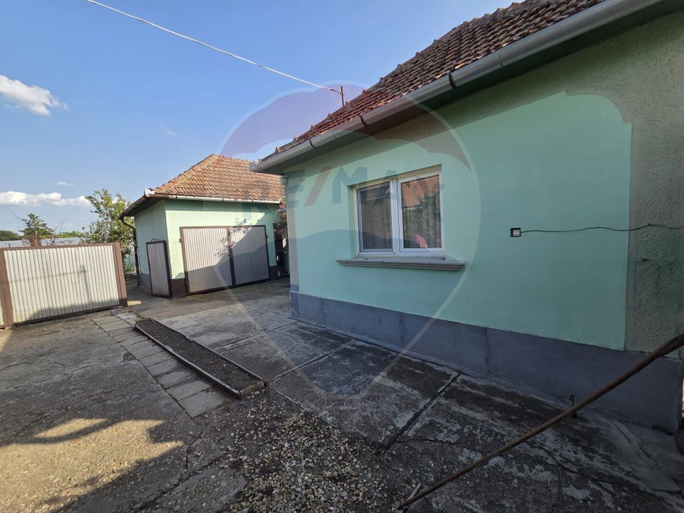 Casă cu gradina si solarii de legume