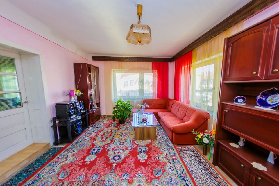 DE VANZARE Proprietate  în Țicău – douǎ case cu livadă și gospodărie