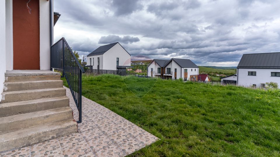 Casa individuala, arhitectura moderna, compartimentare eficienta