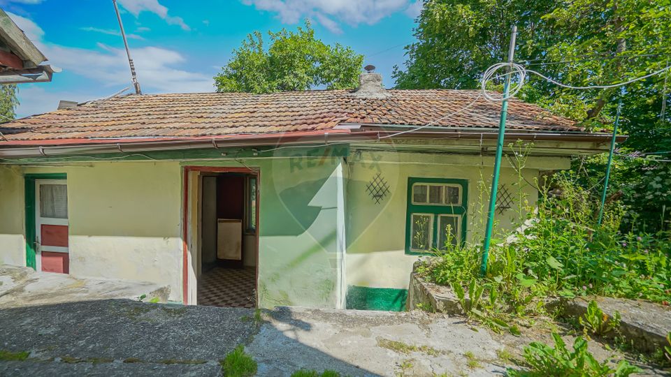 Casă demolabilă, cu teren și panoramă în Scheii Brasovului