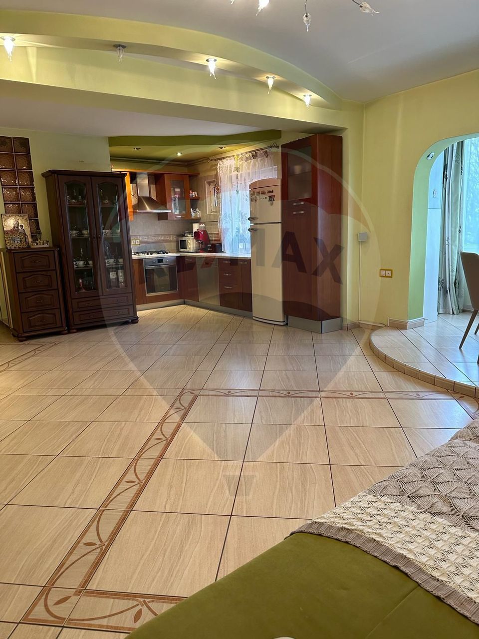 DE INCHIRIAT Apartament cu 4 camere în zona Scriitorilor