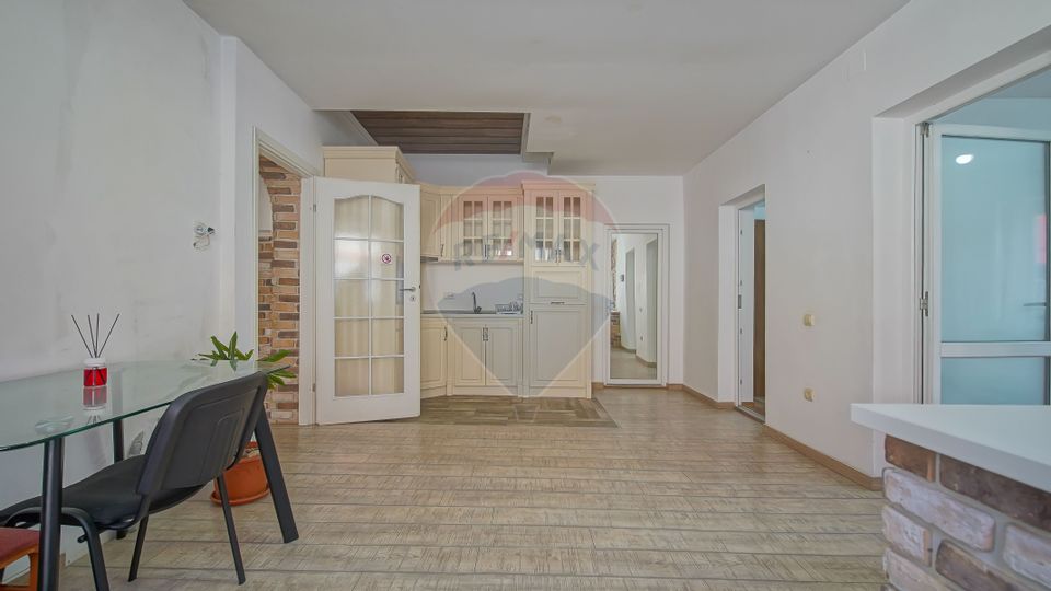 8 room House / Villa for sale, Aurel Vlaicu area