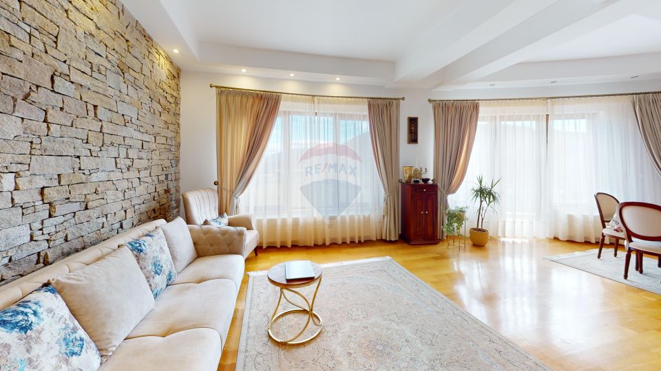 Casă / Vilă de Lux cu 5 camere de vânzare