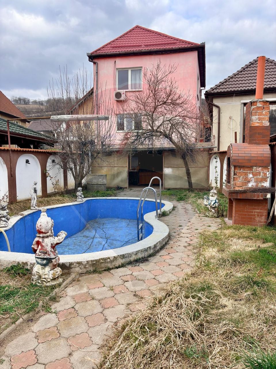 Casă cu curte generoasă și multiple posibilități – zona Moșnei