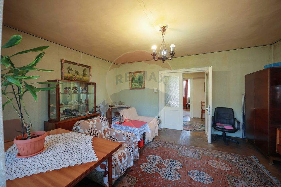 Apartament cu 4 camere de vânzare în zona Dacia