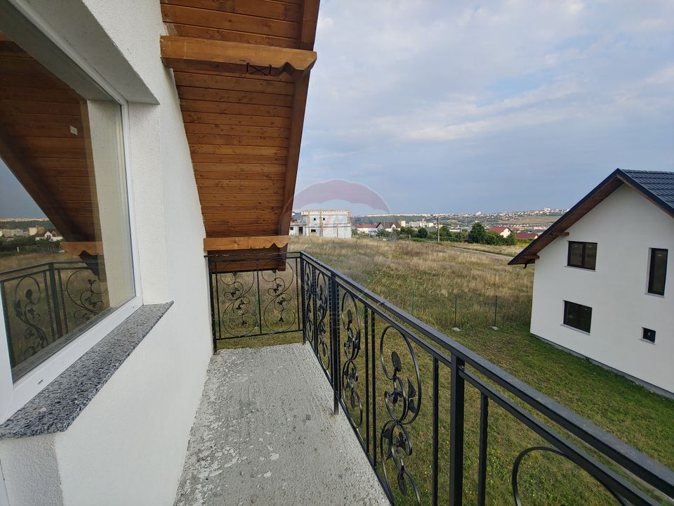 Casă / Vilă individuală cu 560 mp teren, de vânzare în Scheia, Suceava