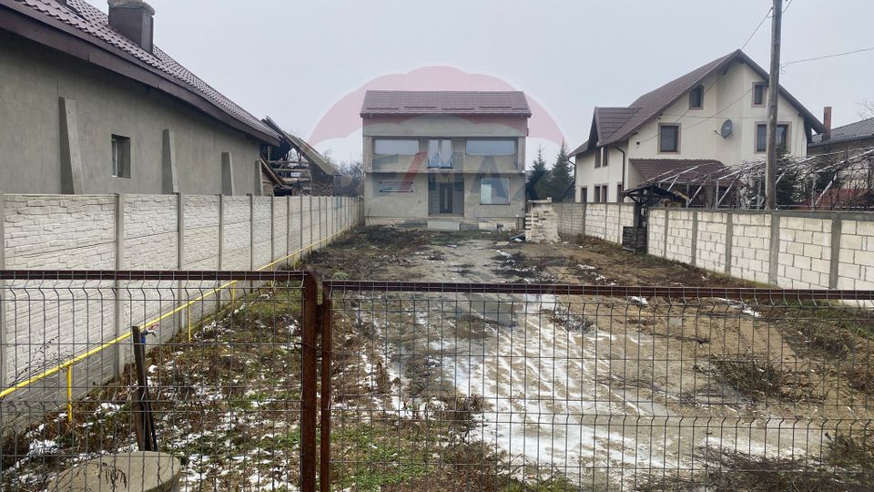 Casă / Vilă cu 4 camere de vânzare, Nucet, Dambovita.