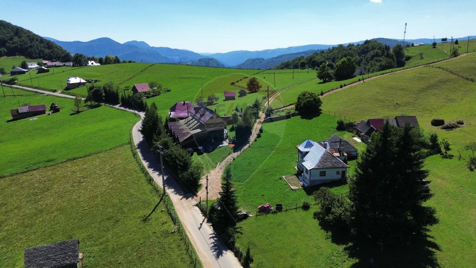Pensiune de vânzare in vârf de munte la Ciocanu - lângă Sirnea