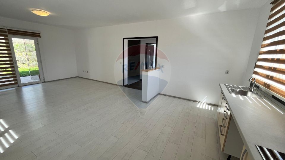 Casă cu vedere spre lac și pădure -deasupra  Barajului Ighis