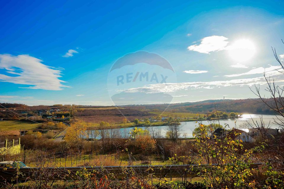 Casă modernă în stil mediteranean, cu terase și vedere la lac – Paleu