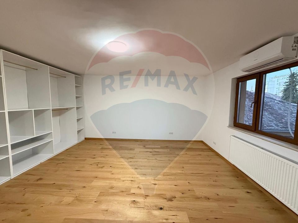 Apartament 4 camere, pe 2 niveluri si curte comuna în Centru
