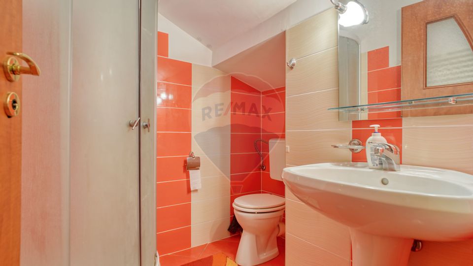 Casă / Vilă cu 8 camere de vânzare în zona Valea Rasnoavei