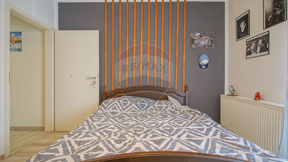 Apartament cu 3 camere de vânzare în zona Tractorul