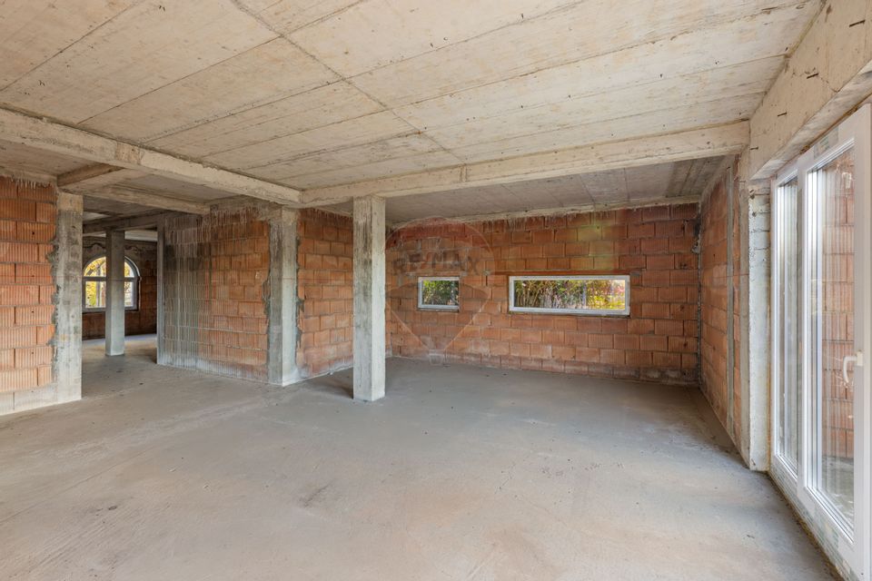 Casă la roșu cu teren generos, 500 mp, situată pe strada Ostașului