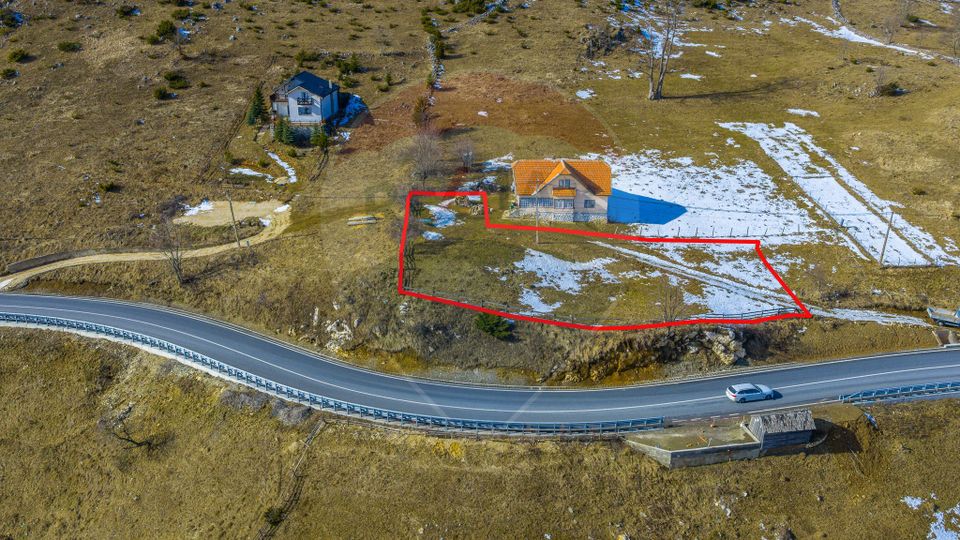 Teren intravilan CU PRIVELISTE DE POVESTE- Fundata- Romania