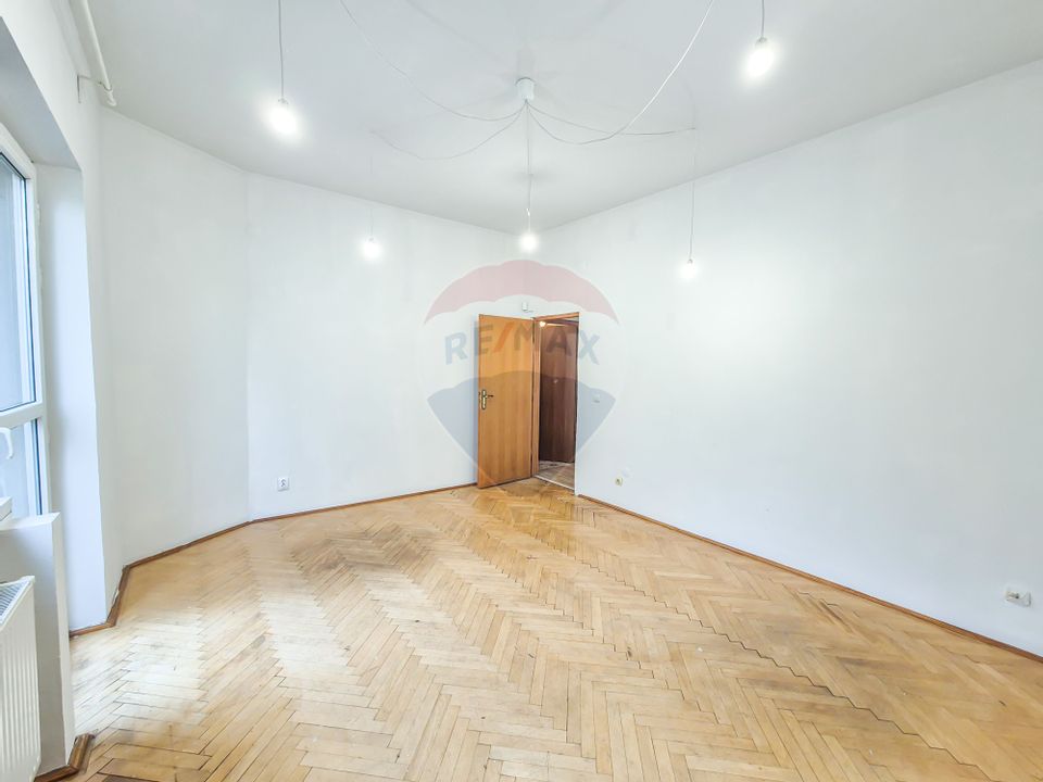 Apartament cu 4 camere de inchiriat, situat in zona Armenesca