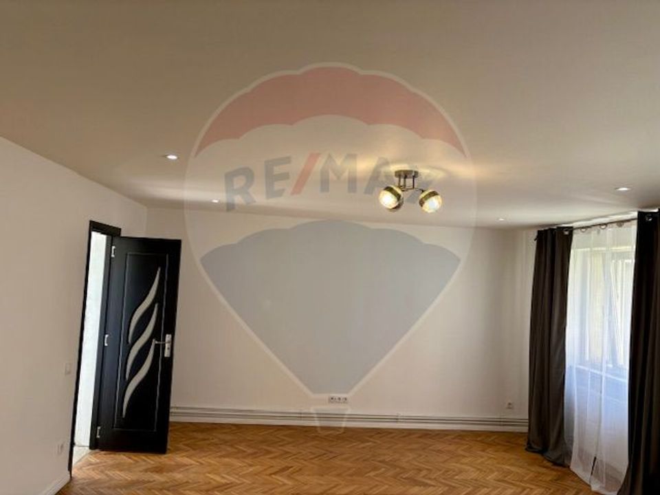 Apartament cu 3 camere de vânzare în zona Est