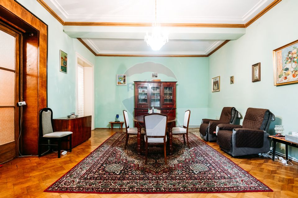 Apartament spațios cu grădină proprie într-o vilă interbelică renovată