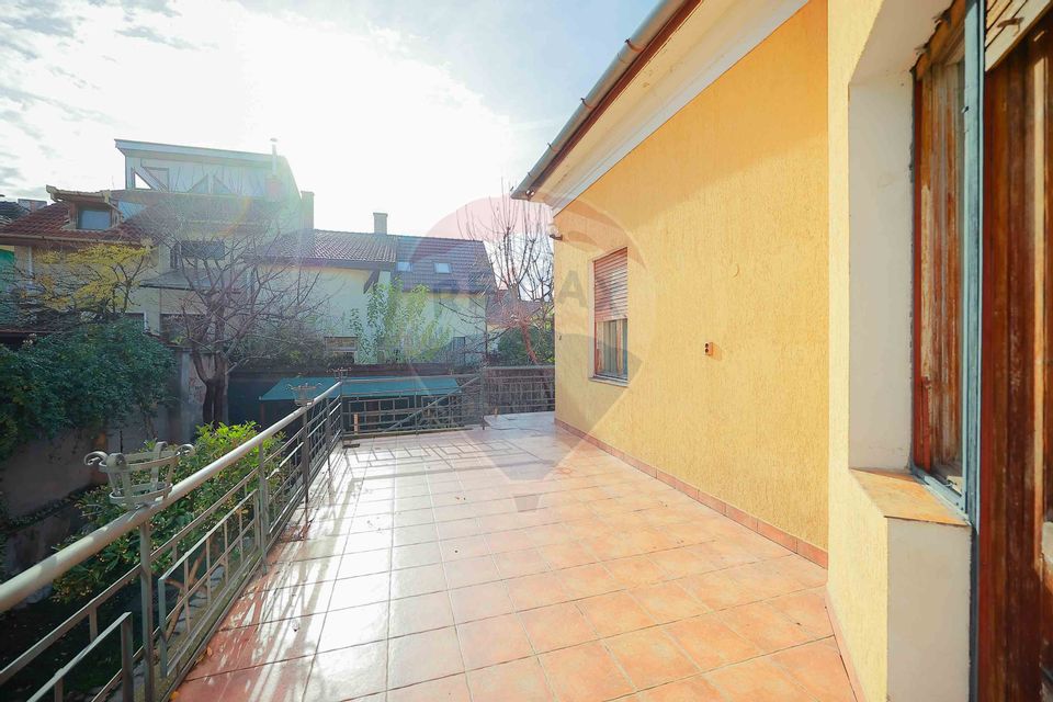 Casă Evreiască de Vânzare, Singur în Curte în zona Ultracentral