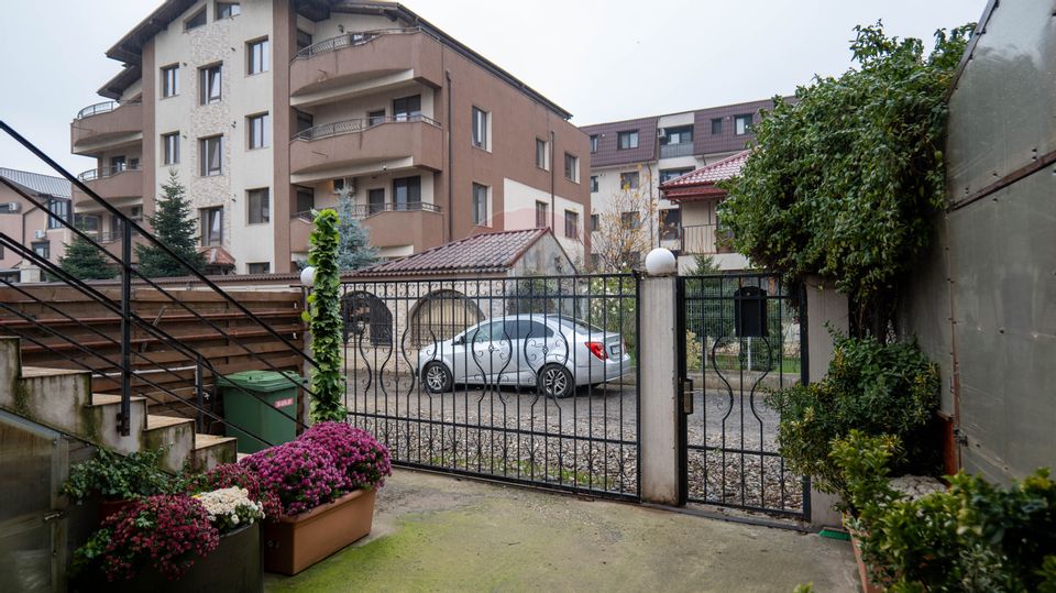 Vanzare apartament 3 camere, in vila cu curte si terasa, Fundeni