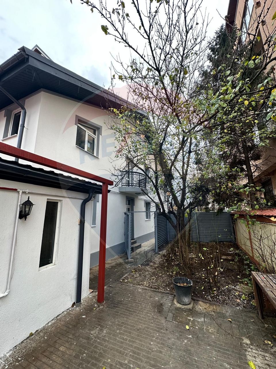 Casă cu 8 camere si 300mp curte, de închiriat în zona Bd. Gloriei