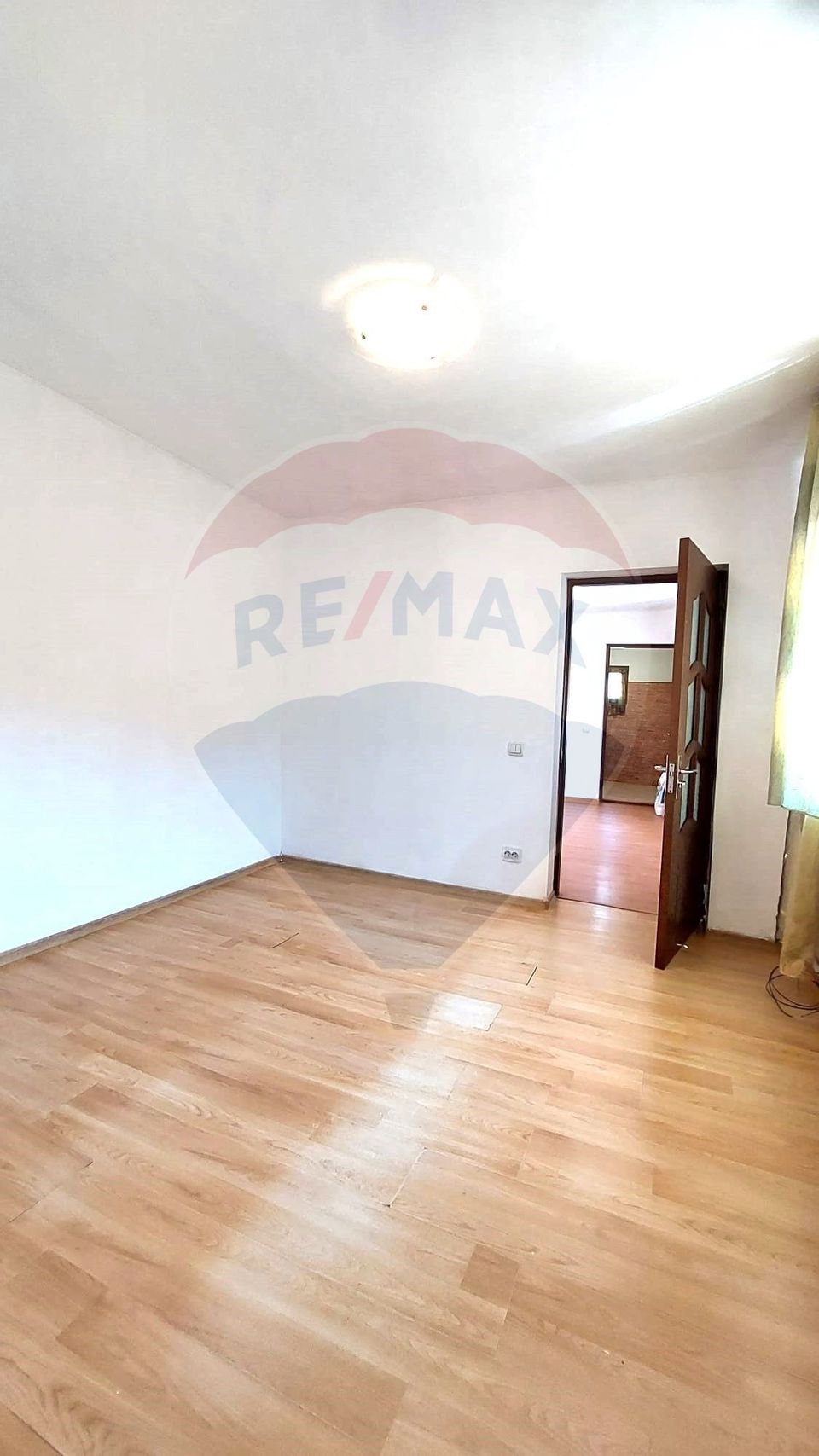 Vanzare casa  3 camere, curte individuala,  Zona Sportului, Colentina