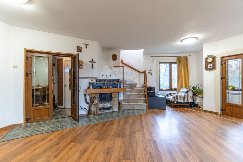 Casă / Vilă cu 6 camere de vânzare in Tarlungeni