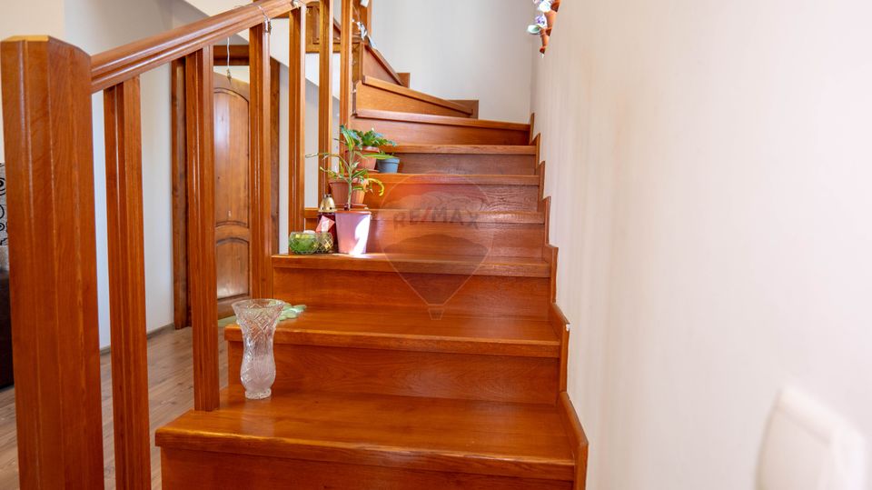 Vanzare vilă Bacu P+1+Pod, livadă, acces rapid A0/A1/Centură