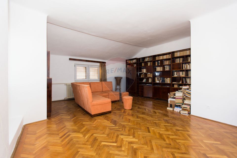 Casă elegantă cu 3 dormitoare, living spațios, mansarda, garaj