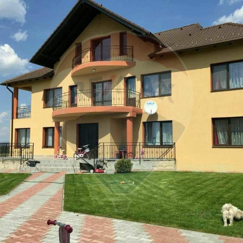 Vilă de închiriat in SANPETRU - zonă liniștită, curte mare