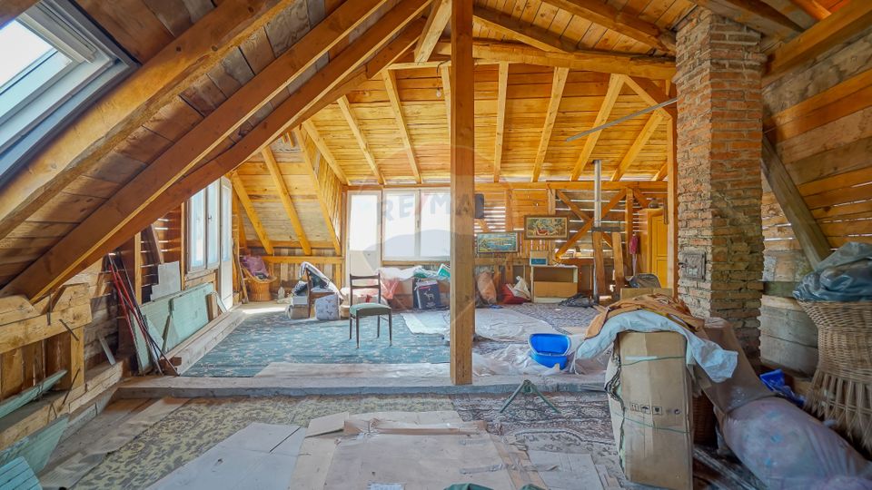 REZERVATA! Vilă impozantă, cu două apartamente și mansardă, Schei