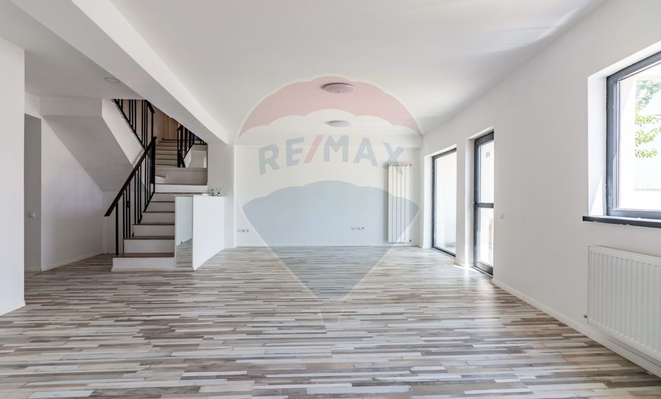 Casă / Vilă in Corbeanca,  toate utilitatile, strada principala