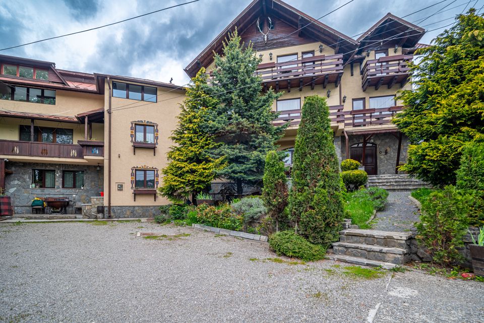 Proprietate deosebită de vânzare în Bușteni - Pensiune + Duplex