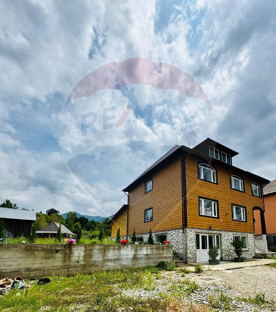 Hotel / Pensiune cu 9 camere de închiriat în zona Est