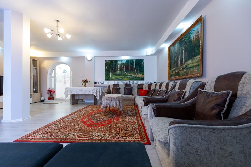 Casă / Vilă cu 6 camere de vânzare