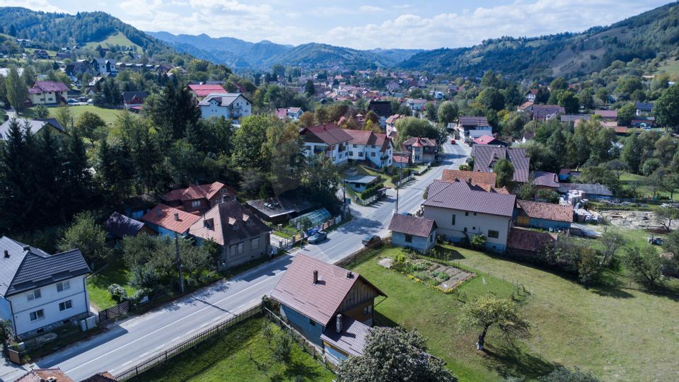 Doua Case de vanzare cu 5 camere + 3 camere,  stradal in Bran!