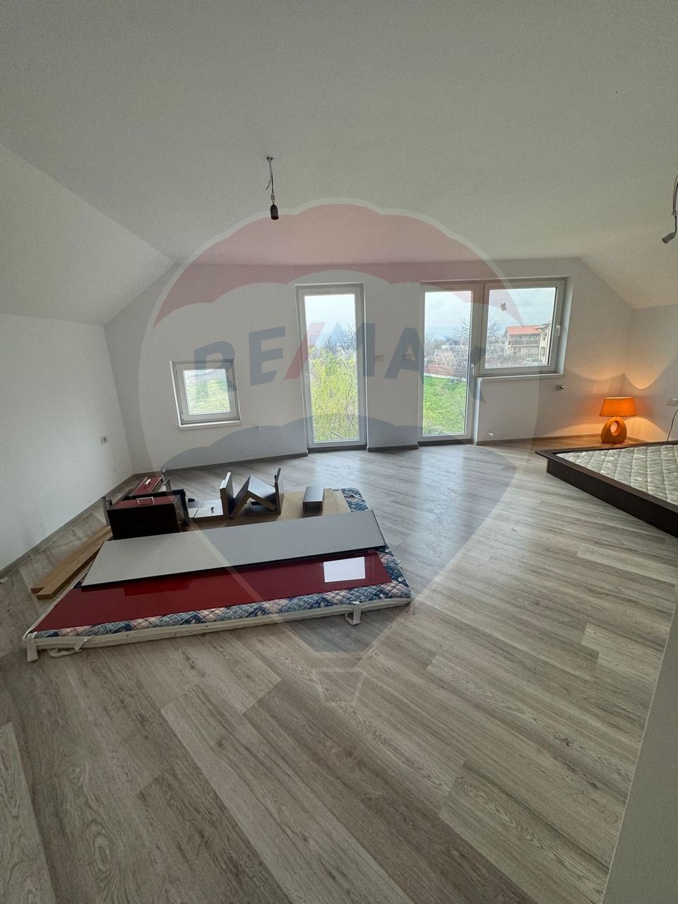 Casă / Vilă cu 8 camere de vânzare în zona Est