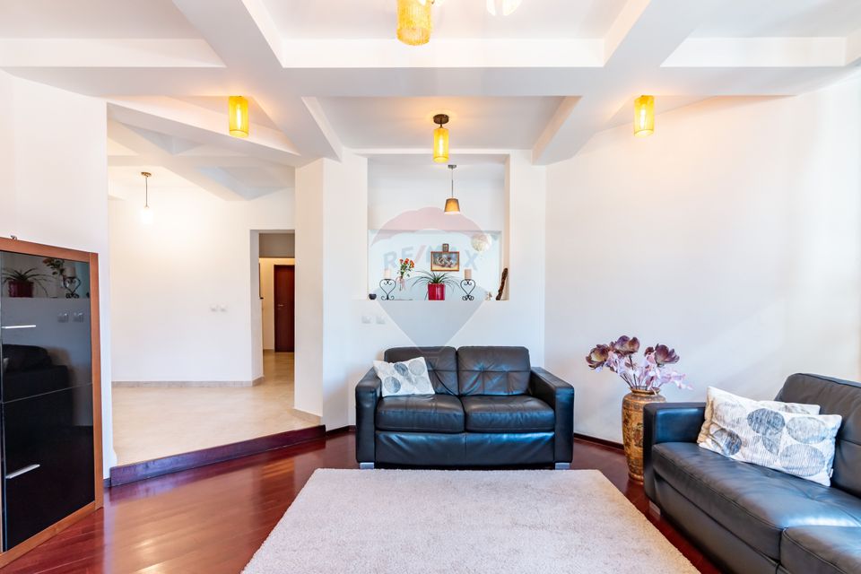 Villa for sale at the entrance to Mogosoaia, between two forests, lake