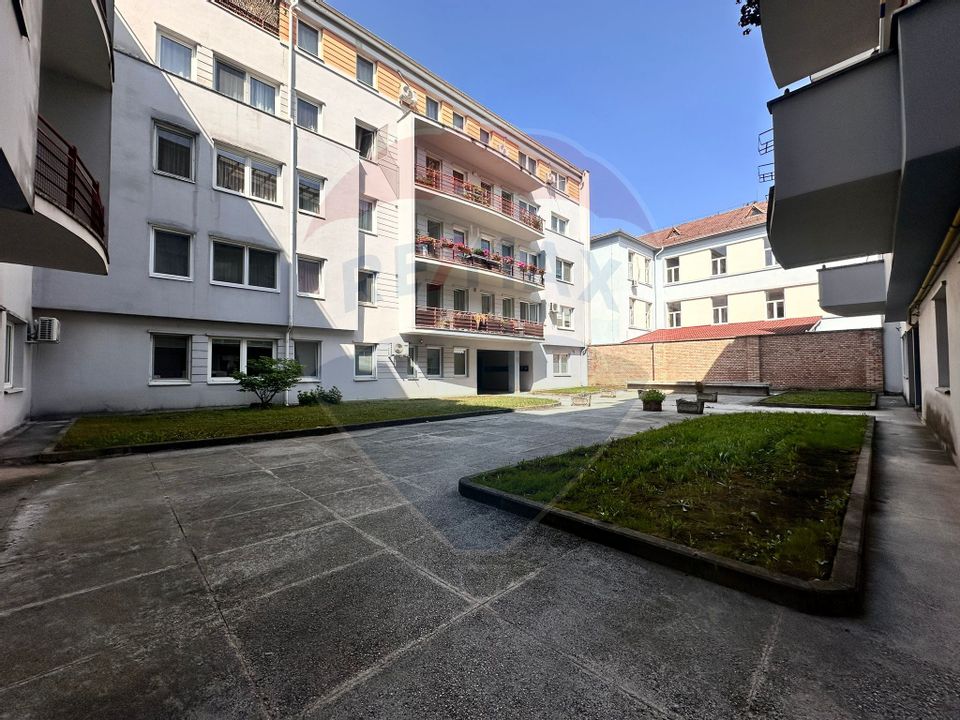 Apartament cu 3 camere de închiriat, 83mp, 2 bai, parcare, Semicentral