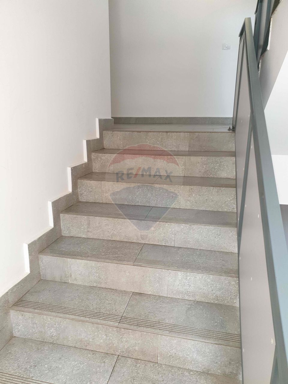 Inchiriez apartament 2 camere, in Tractorul, str George Bacovia