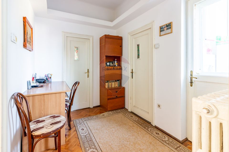 Apartament in Vila 3 camere, 105mp, Dacia, Centrala, Parcare, Curte