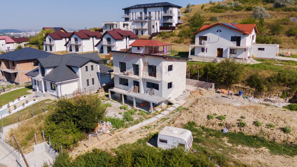 VIlă la Cheie de vânzare, 5 camere,  în Iași zona Mănăstirea Bucium