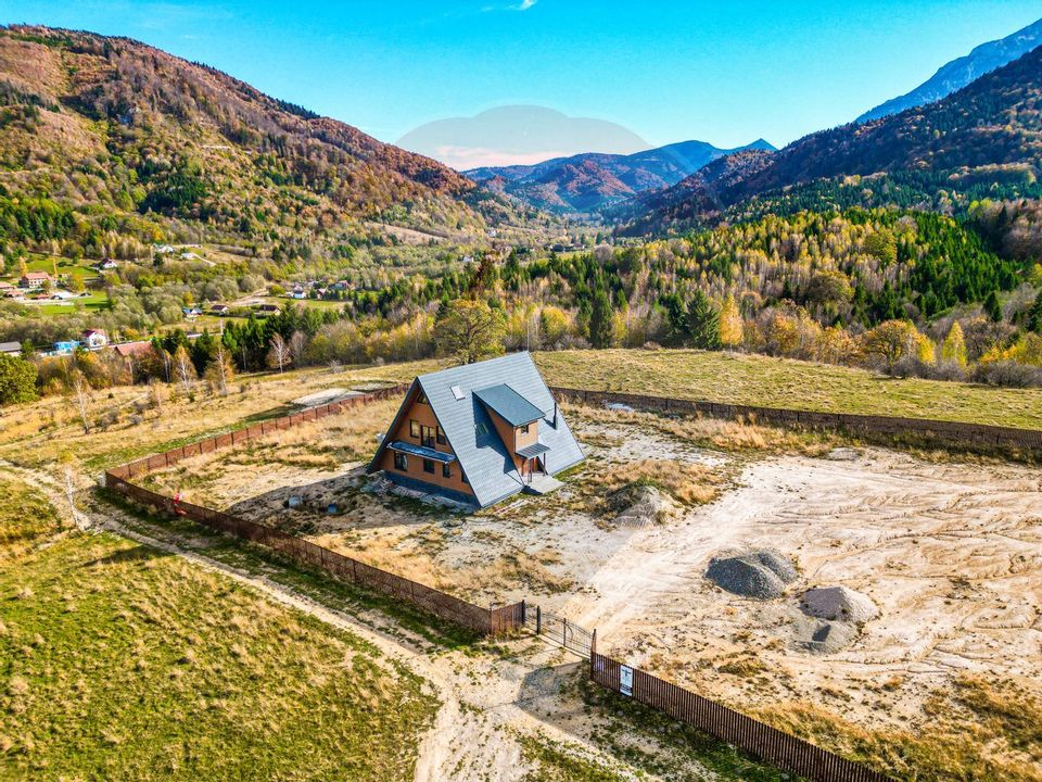 Vilă tip A-Frame, pe un platou montan, vedere panoramica catre Bucegi