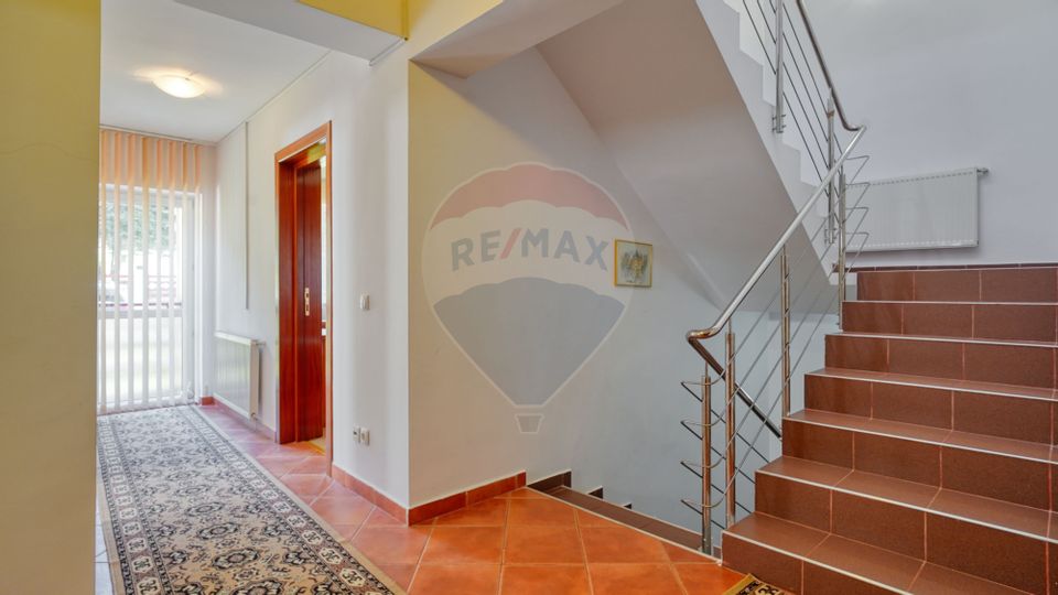Casă / Vilă cu 8 camere de vânzare în zona Valea Rasnoavei