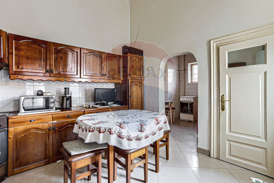 Apartament 4 camere spațioase,  curte,  zona Piata Catedralei