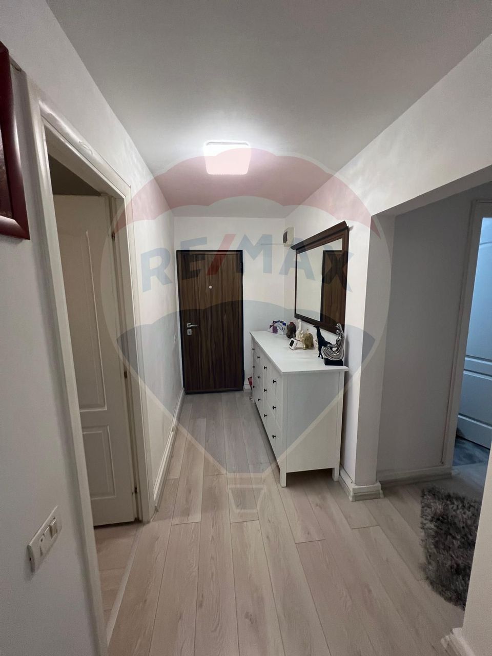 Apartament cu 3 camere în zona Tineretului