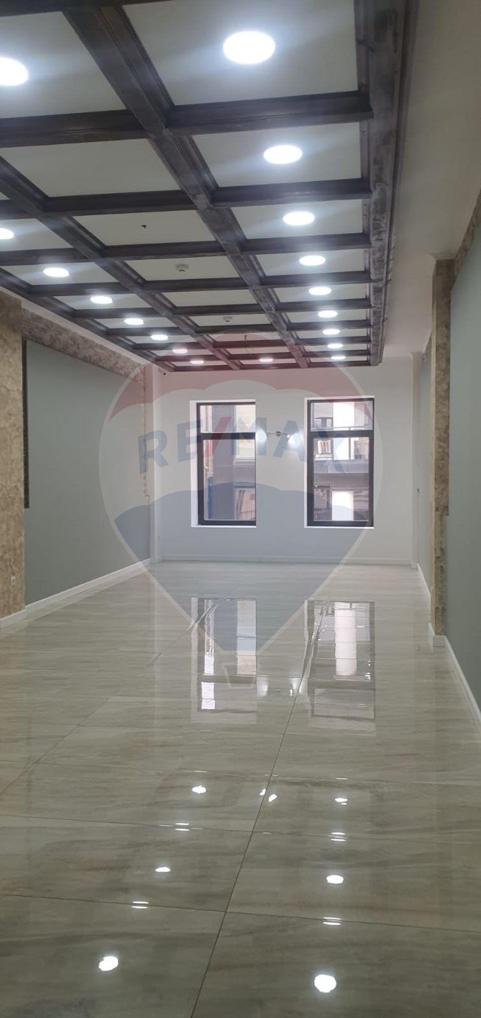 230sq.m Commercial Space for rent, Ultracentral area