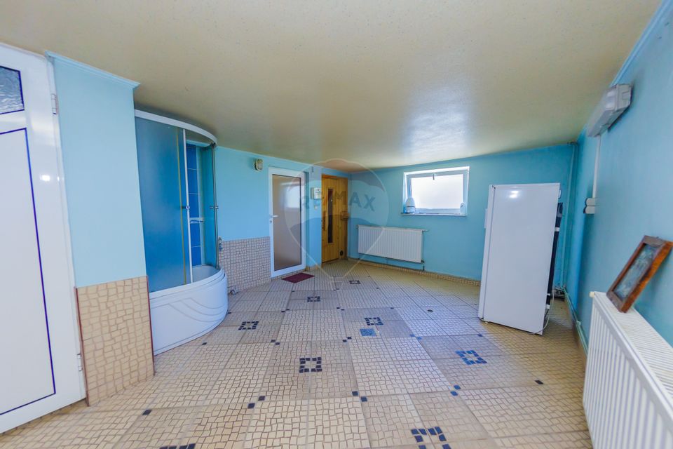 Casă cu 7 camere de vânzare la drumul principal cu 2 intrari